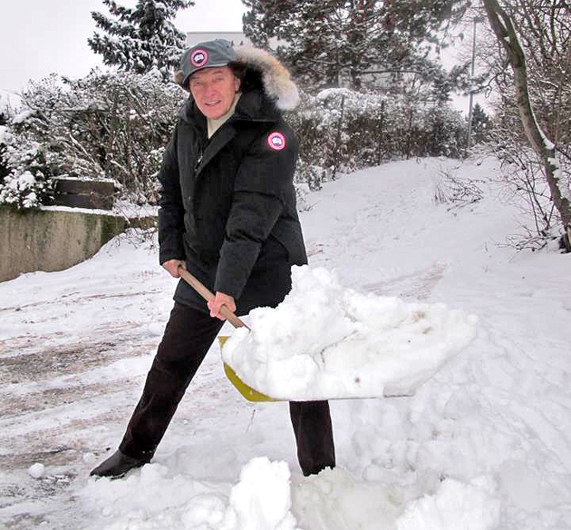Karel Gott uklízí před svým domem sníh